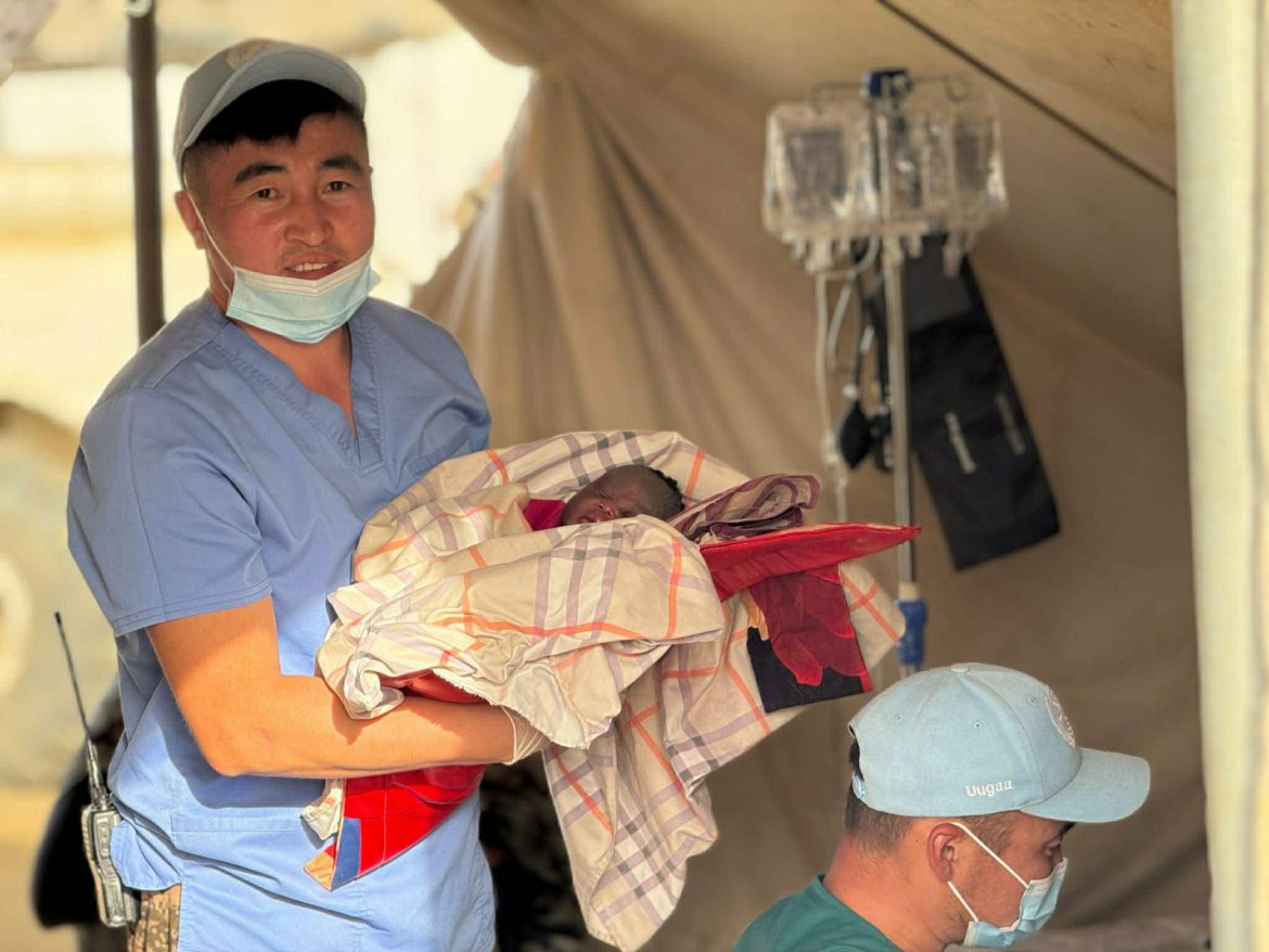 Суданд үүрэг гүйцэтгэж буй монгол алба хаагчид хамгаалалтад байсан жирэмсэн эмэгтэйг эсэн мэнд амаржуулжээ