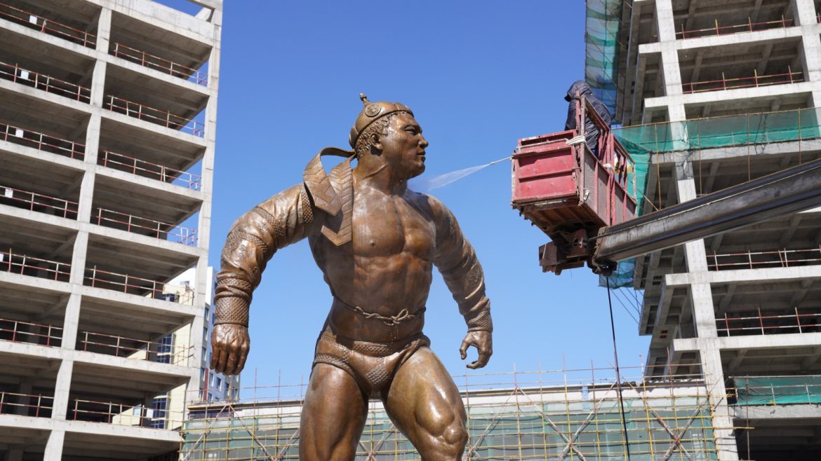 Төв цэнгэлдэх хүрээлэнд буй Дархан аварга Ж.Мөнхбат агсны хөшөөг угааж цэвэрлэжээ