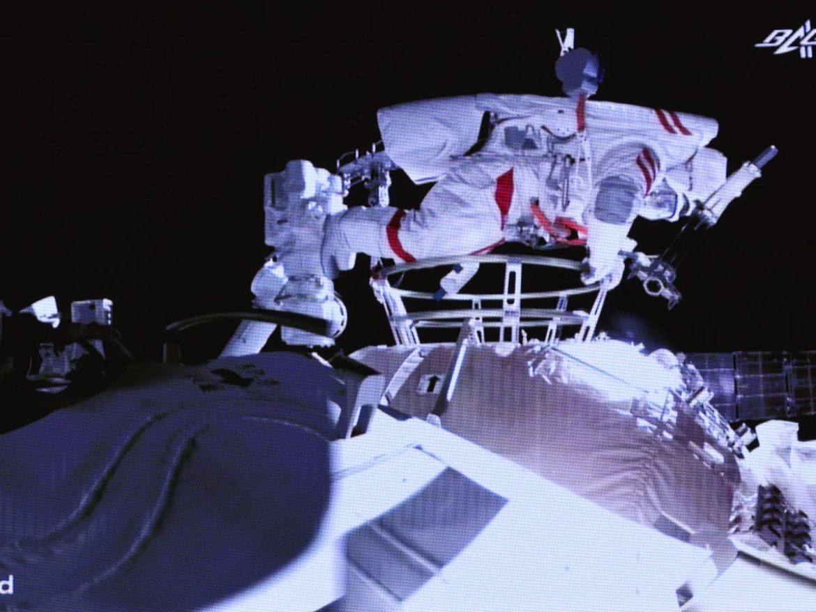 Хятадын сансрын нисэгч шинэ дээд амжилт тогтоож, олныг гайхшруулав