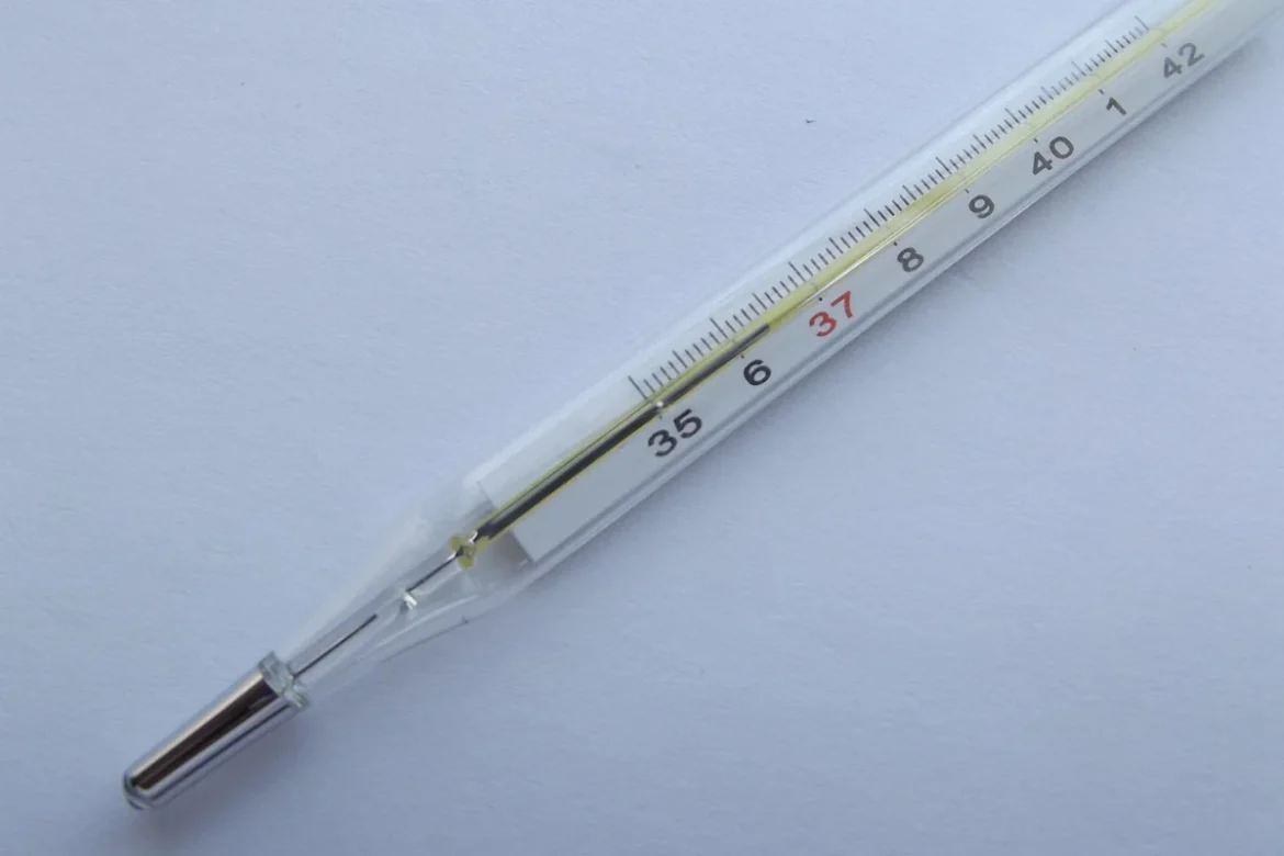 Хүүхэд байхдаа залгисан халууны шилийг 20 жилийн дараа олжээ