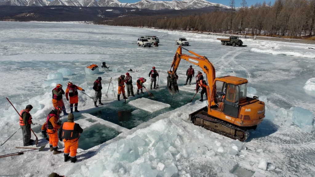 23 метрийн гүнээс “Зил 131”-ийг гарган авчээ 6 23 метрийн гүнээс “Зил 131”-ийг гарган авчээ