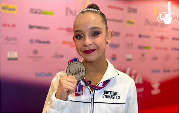 Орос гимнастикч Дэлхийн цомгийн тэмцээний үеэр Украины төрийн далбаанаас илтэд нүүр бурууллаа 6 Орос гимнастикч Дэлхийн цомгийн тэмцээний үеэр Украины төрийн далбаанаас илтэд нүүр бурууллаа