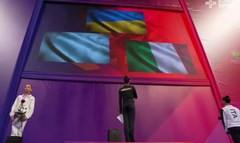 Орос гимнастикч Дэлхийн цомгийн тэмцээний үеэр Украины төрийн далбаанаас илтэд нүүр бурууллаа 7 Орос гимнастикч Дэлхийн цомгийн тэмцээний үеэр Украины төрийн далбаанаас илтэд нүүр бурууллаа