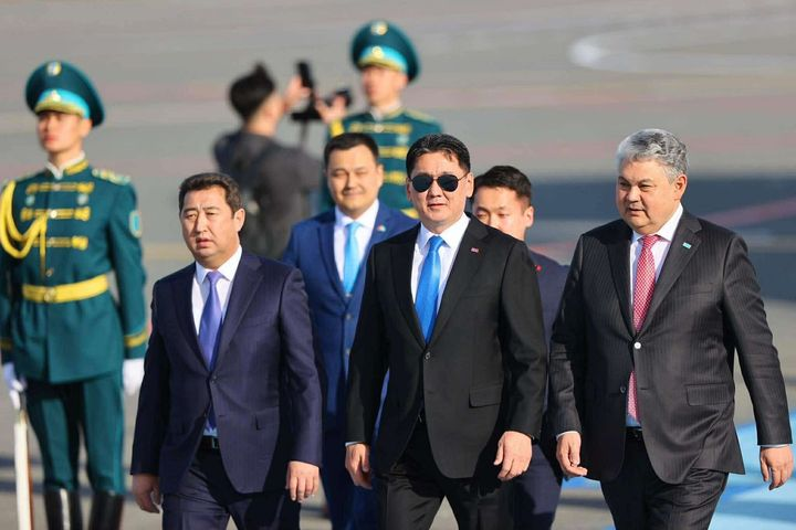 Ерөнхийлөгч У.Хүрэлсүх Казахстаны төрийн айлчлалаа эхлүүллээ 6 Ерөнхийлөгч У.Хүрэлсүх Казахстанад хүрэлцэн очлоо