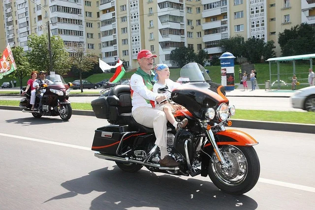 Лукашенко өөрийгөө "Harley-Davidson" хөлөглөдөг болохыг хуваалцлаа 6 Александр Лукашенко