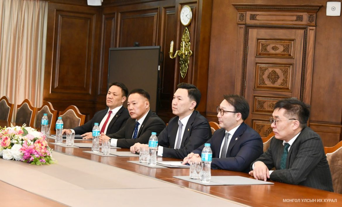 УИХ-ын дарга С.Бямбацогт парламент дахь таван намын удирдлагатай уулзаж, санал солилцлоо