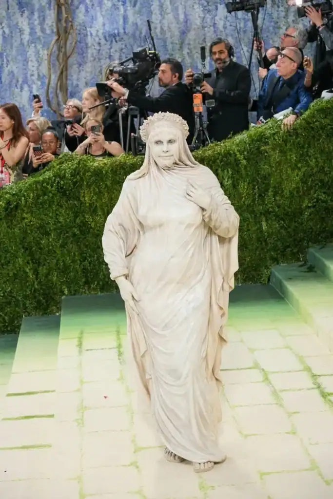 Хайди Клум “Met Gala 2026”-д гантиг хөшөөний дүрээр ирж, шүүмжлэл дагуулав 6 Хайди Клум