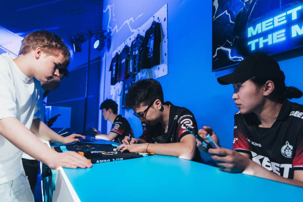 “Монгол улс PGL-ийн хараанд аль хэдийн орсон. Бид Улаанбаатар хотод зохион байгуулагдах ирээдүйн PGL тэмцээн ямар байж болох вэ гэдэг боломжуудыг судлах сонирхолтой байна” — PGL-ийн гүйцэтгэх захирал Сильвиу Строи 7 Монгол PGL