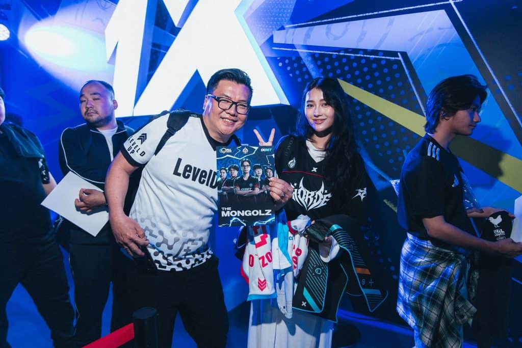 “Монгол улс PGL-ийн хараанд аль хэдийн орсон. Бид Улаанбаатар хотод зохион байгуулагдах ирээдүйн PGL тэмцээн ямар байж болох вэ гэдэг боломжуудыг судлах сонирхолтой байна” — PGL-ийн гүйцэтгэх захирал Сильвиу Строи 9 Монгол PGL