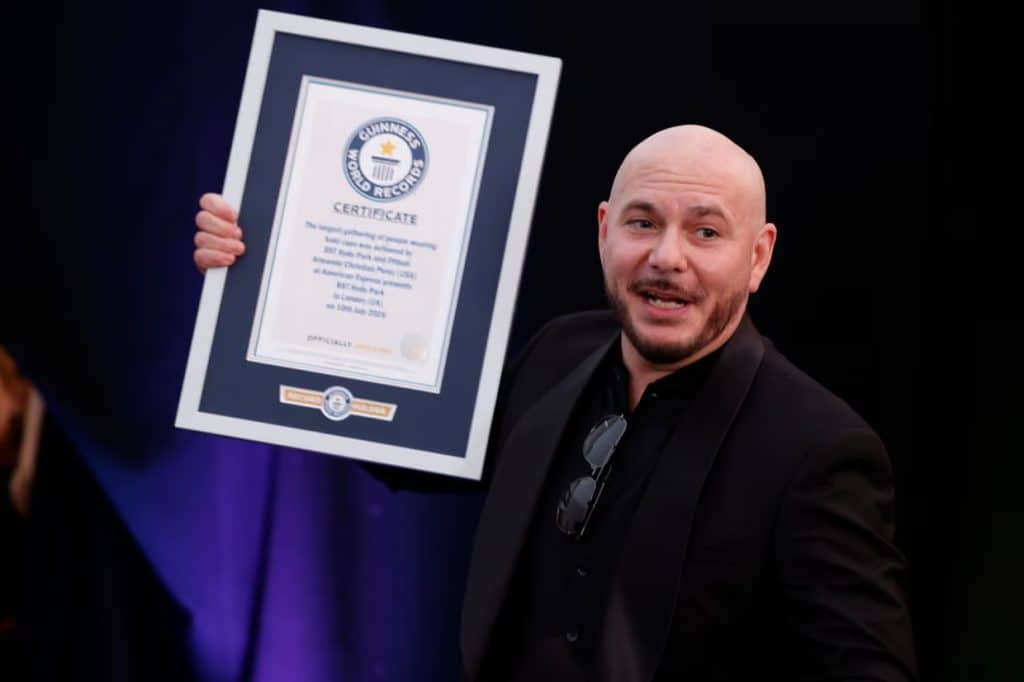 Pitbull-ийн фэнүүд халзан хиймэл үсээр Гиннесийн рекорд тогтоожээ 6 Pitbull-ийн фэнүүд Гиннесийн рекорд тогтоов