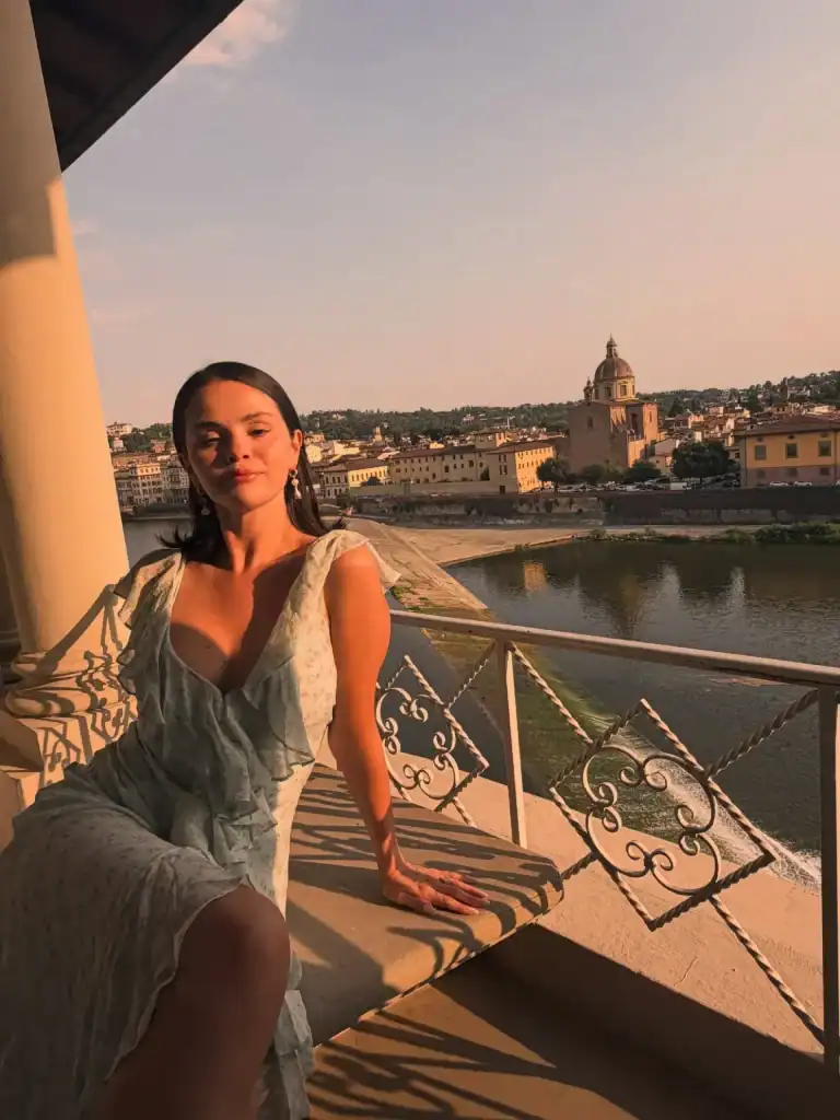 Селена Гомес нөхөр Бенни Бланкотойгоо Италид амарч буй шинэ зургуудаа дэлгэлээ 17 Селена Гомес нөхөр Бенни Бланкотойгоо Италид амарч буй шинэ зургуудаа дэлгэлээ