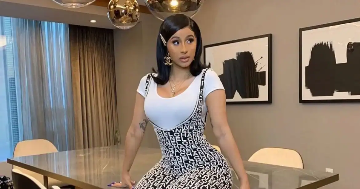 Cardi B өгзөгнийхөө хэмжээг багасгах мэс засал хийлгэсэн гэдгээ илэн далангүй ярьжээ