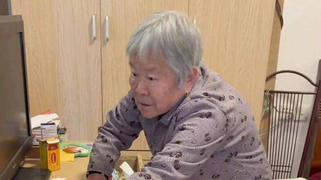 Эмээгийн хиймэл шүд зүүсэн нохой цахим орчинд алдартай нөлөөлөгч болжээ 6 Эмээгийн хиймэл шүд зүүсэн нохой цахим орчинд алдартай нөлөөлөгч болжээ
