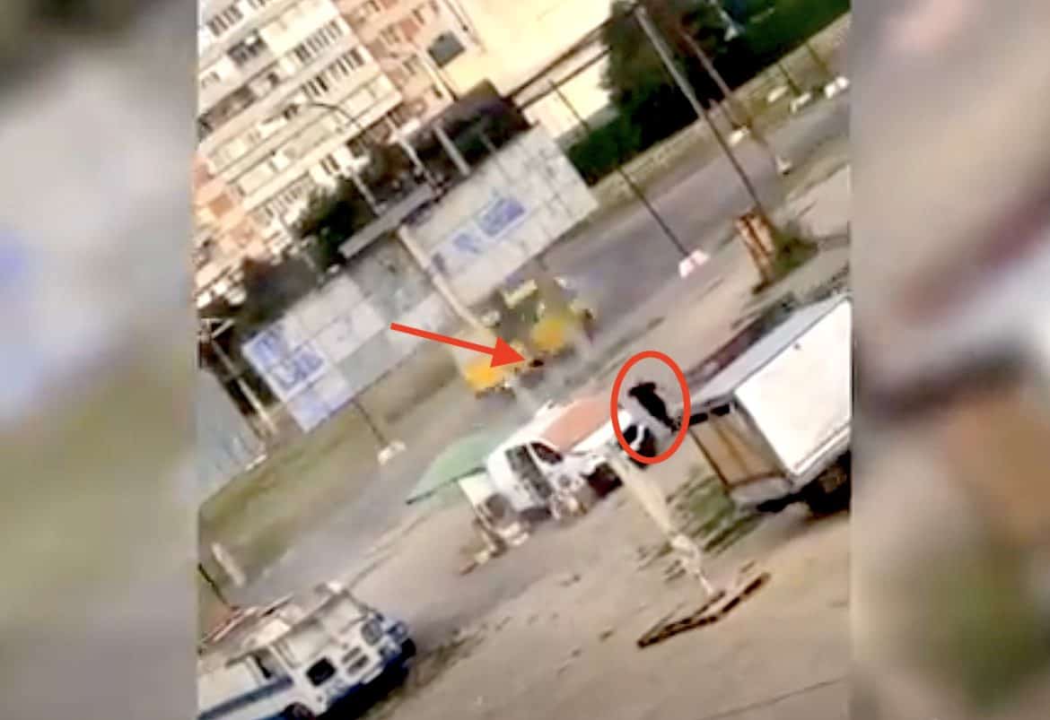 Оросын дрон Херсонд ногоо худалдаалж байсан жирийн иргэнийг мөрдөн хөөж, дайрч буй бичлэгийг В.Зеленский цахим хуудсандаа нийтэлжээ