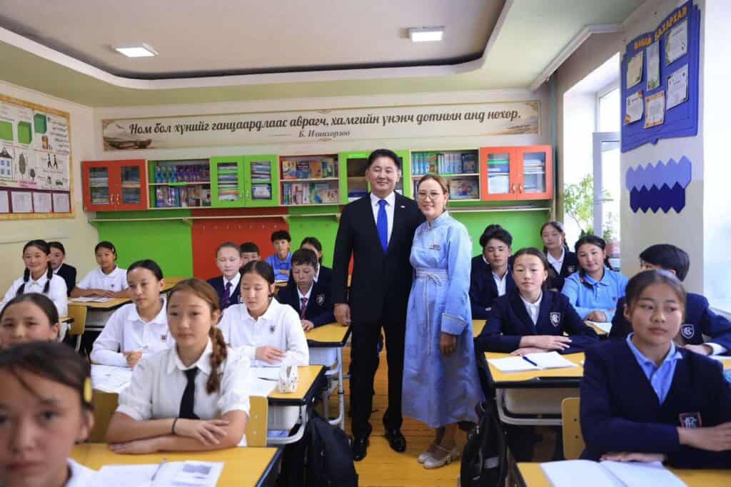 Ерөнхийлөгч У.Хүрэлсүх Баян-Өлгийд сурагчдад монгол хэлээ сайн сурахыг захилаа 8 У.Хүрэлсүх хүүхдүүдэд монгол хэлээ сайн сурахыг захилаа
