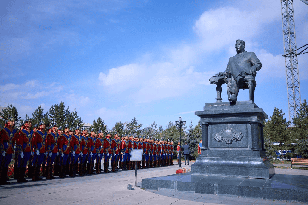 Ю.Цэдэнбалын мэндэлсний 110 жилийн ойгоор хөшөөнд нь цэцэг өргөлөө