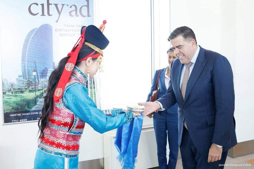 Милтон Дик Монгол Улсад хоёр өдрийн албан ёсны айлчлалаа эхлүүллээ 6 Милтон Дик Монгол Улсад хоёр өдрийн албан ёсны айлчлалаа эхлүүллээ