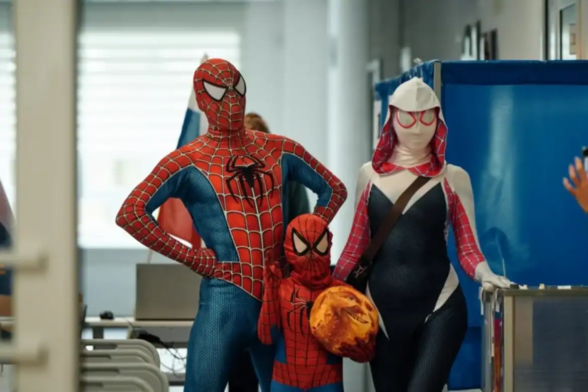 Орост Spider-Man-ий хувцастай гэр бүл сонгуульд иржээ
