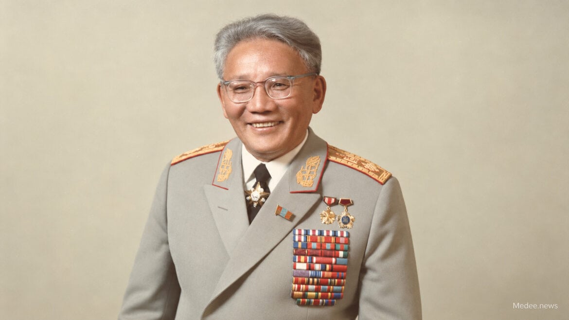 Ю.Цэдэнбалын мэндэлсний 110 жилийн ойгоор хөшөөнд нь цэцэг өргөлөө