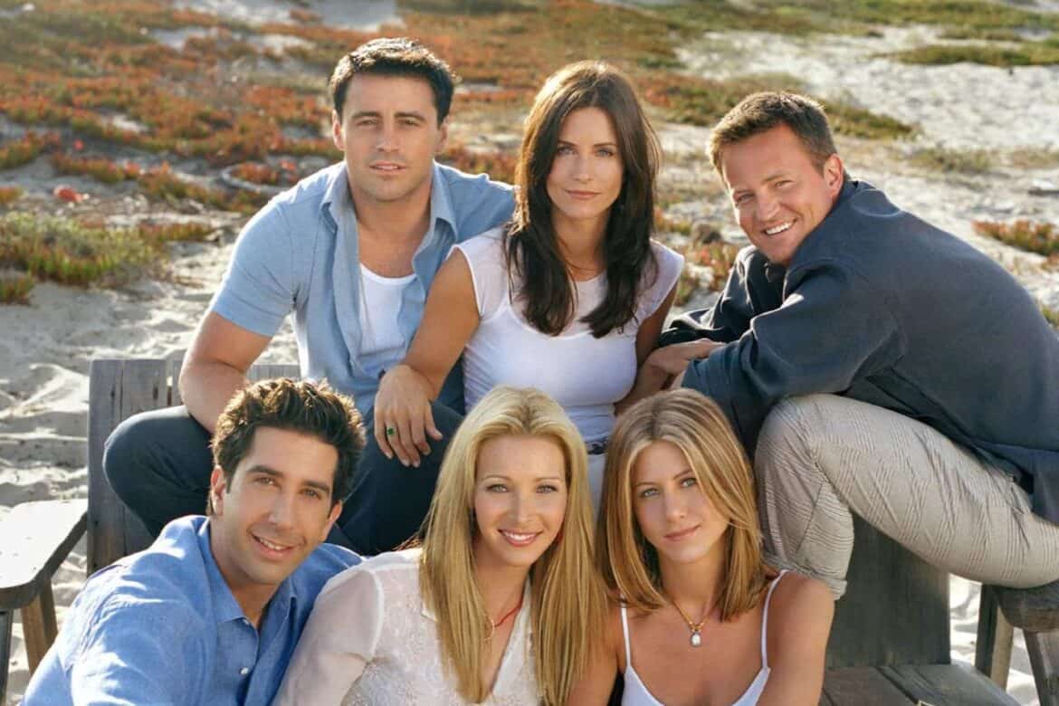 “Friends”-ийн таван од Matthew Perry-ийн тухай Netflix цувралд оролцсонгүй “Friends” цувралын Matthew Perry-гээс бусад таван гол жүжигчин түүний амьдрал, үхлийн тухай өгүүлэх Netflix-ийн шинэ баримтат цувралд оролцоогүй байна. Найруулагчийн хэлснээр тэднийг урьсан ч Matthew Perry-г алдсан уй гашуугаа даван туулж байгаа учраас оролцохоос татгалзжээ. The One About Matthew Perry нэртэй гурван ангит баримтат цуврал мягмар гарагаас Netflix-д цацагдаж эхэлсэн бөгөөд энэ нь 54 насандаа нас барсан Matthew Perry-ийн өөд болсны гурван жилийн ой болохоос өмнөхөн үзэгчдэд хүрчээ. Цувралд түүний Friends-ийн Chandler Bing дүрээр дэлхий даяар алдаршсан замнал, донтолттой удаан хугацаанд тэмцсэн амьдрал, мөн кетамины хурц нөлөөнөөс үүдсэн түүний нас баралтын дараах мөрдөн шалгалтын талаар өгүүлдэг. Гэр бүлийн гишүүн нь анх удаа ярьжээ Matthew Perry-ийн эгч Mia Perry Bowick уг цувралд оролцож, дүүгийнхээ үхлийн талаар анх удаа олон нийтэд ярьсан байна. Гэхдээ түүнтэй хамгийн ойр байсан хэд хэдэн хүн, тэр дундаа “Friends”-ийн хамтран тоглогч Jennifer Aniston, Courteney Cox, Lisa Kudrow, Matt LeBlanc, David Schwimmer нар баримтат кинонд оролцоогүй аж. Найруулагч Mary Robertson Los Angeles Times-д өгсөн ярилцлагадаа Matthew Perry-г хайрлаж байсан олон хүн түүнийг алдсан явдал болон яагаад ийм төгсгөлд хүрснийг одоо ч ойлгож, хүлээн зөвшөөрөхийг хичээж байгаа гэж тайлбарлажээ. Тэрээр оролцохыг зөвшөөрсөн хүмүүст талархал илэрхийлж, уг бүтээл Matthew Perry-ийн тухай үнэн бодит атлаа халуун дотно, “Matthew-д зориулсан хайрын захидал” шиг байхыг зорьсон гэж хэлсэн байна. Түүний дурсамж ном баримтат киноны эхлэл болжээ Mary Robertson уг төслийг хийх санаагаа Matthew Perry-ийн 2022 онд гаргасан Friends, Lovers, and the Big Terrible Thing дурсамж номоос авсан байна. Тэр номонд Perry өөрийн алдар нэр, хувийн амьдрал болон донтолттой хийсэн олон жилийн тэмцлийнхээ талаар илэн далангүй бичсэн байдаг. Найруулагчийн хэлснээр Matthew Perry нас барсны дараа түүний амьдралын бүх талыг, тэр дундаа поп соёлд оруулсан хувь нэмрийг нь бүрэн харуулах хүсэл нь улам хүчтэй болсон аж. Ингэснээр The One About Matthew Perry нь зөвхөн түүний эмгэнэлт төгсгөлийг бус, олон жилийн уран бүтээл, алдар нэр, хувийн тэмцэл болон үлдээсэн өвийг зэрэгцүүлэн харуулахыг зорьсон баримтат цуврал болжээ.